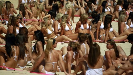 Record du monde de filles en bikini